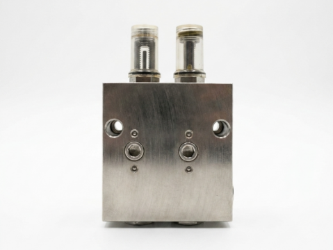 Dvoupotrubní centrální mazací systém pro olej a plastické mazivo